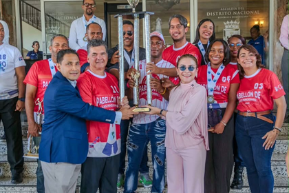 Carolina Mejía entrega trofeo al campeón de los Juegos Deportivos ADN 2026