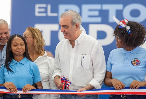 Abinader inaugura techado de centro educativo en Cambita Garabitos con inversión de RD$26.6 millones