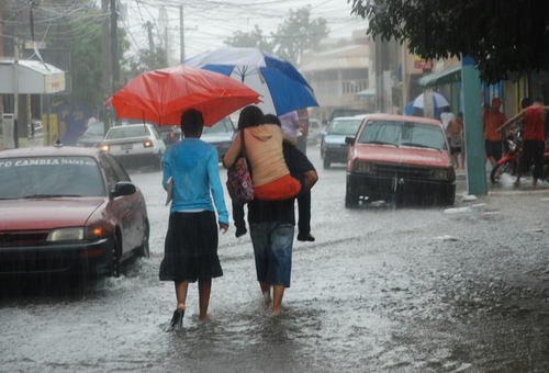 Onda tropical y vaguada provocarán fuertes lluvias en varias zonas del país
