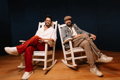 Juan Luis Guerra y Manny Cruz celebran el merengue con “Nieve en Verano”