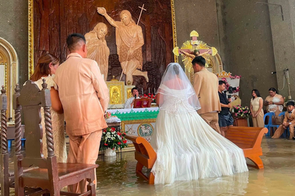 La boda que no pudo detener la lluvia: novios se casan en medio de una inundación