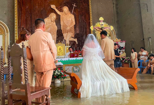 La boda que no pudo detener la lluvia: novios se casan en medio de una inundación