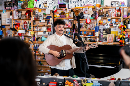 Alex Ferreira llega al Tiny DeskTrazando un mapa sonoro de su trayectoria
