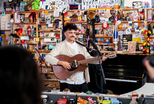 Alex Ferreira llega al Tiny DeskTrazando un mapa sonoro de su trayectoria