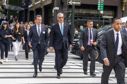 ABINADER CAMINA POR LAS CALLES DE NUEVA YORK RUMBO A LA ASAMBLEA GENERAL DE LA ONU