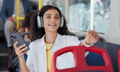 ESCUCHAR MÚSICA DEMASIADO ALTA EN UN BUS PODRÍA COSTAR 400 DÓLARES EN SINGAPUR