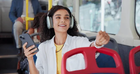 ESCUCHAR MÚSICA DEMASIADO ALTA EN UN BUS PODRÍA COSTAR 400 DÓLARES EN SINGAPUR