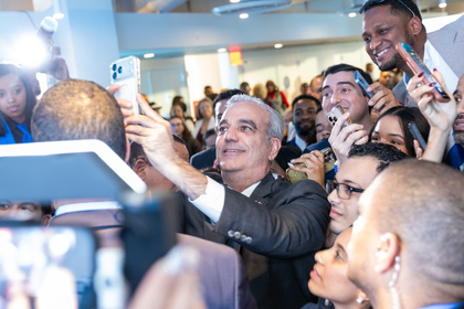 ABINADER ANUNCIA 300 BECAS PARA JÓVENES DOMINICANOS EN NUEVA YORK