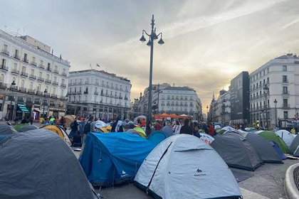 Manifestantes mantienen acampada en Madrid y exigen medidas ante el alza de los alquileres