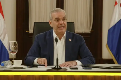 ABINADER ADVIERTE A PERSONAS CON ÓRDENES DE ARRESTO: “O SE ENTREGAN O SE BUSCAN”