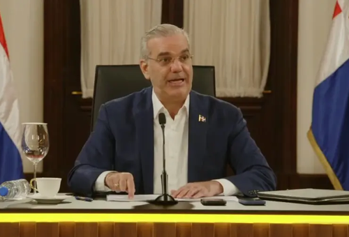 ABINADER ADVIERTE A PERSONAS CON ÓRDENES DE ARRESTO: “O SE ENTREGAN O SE BUSCAN”