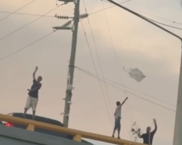 Niños vuelan chichiguas desde un elevado y generan preocupación entre ciudadanos