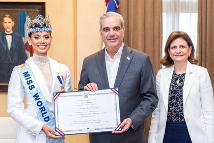 ABINADER RECIBE A JOHEIRRY MOLA EN EL PALACIO NACIONAL Y LE ENTREGA LA MEDALLA AL MÉRITO CIVIL