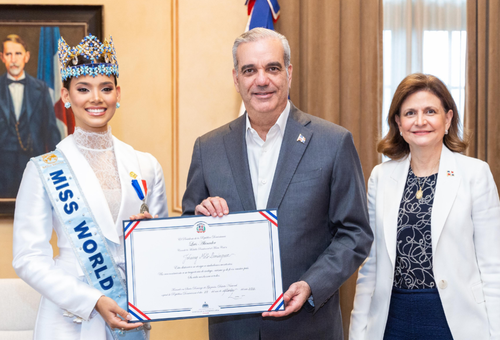 ABINADER RECIBE A JOHEIRRY MOLA EN EL PALACIO NACIONAL Y LE ENTREGA LA MEDALLA AL MÉRITO CIVIL