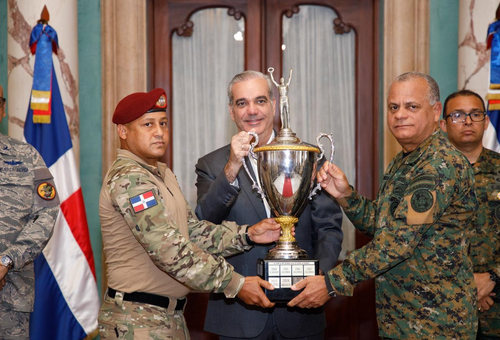 Abinader anuncia ascensos para militares dominicanos campeones de Fuerza Comando 2026