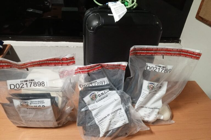 DNCD arresta mujer que habría intentado llevar cerca de cinco kilos de presunta droga a Madrid