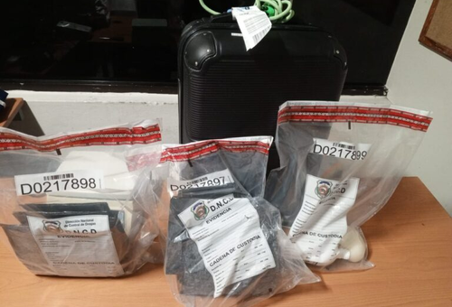 DNCD arresta mujer que habría intentado llevar cerca de cinco kilos de presunta droga a Madrid