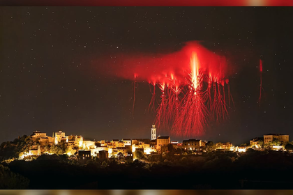 Captan un misterioso destello rojo en el cielo de Francia