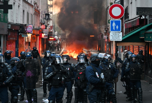 PARÍS REGISTRA NUEVOS ENFRENTAMIENTOS Y SAQUEOS CERCA DE LA PLAZA DE LA REPÚBLICA