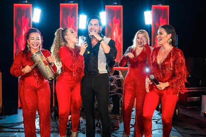 Dr. Marcos Pumarol celebra junto a Las Chicas El Reencuentro