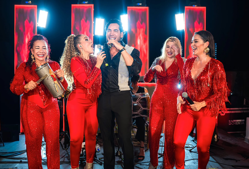 Dr. Marcos Pumarol celebra junto a Las Chicas El Reencuentro