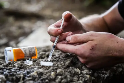 NUEVAS MEZCLAS DE DROGAS SINTÉTICAS AGRAVAN LA CRISIS DE SOBREDOSIS EN ESTADOS UNIDOS