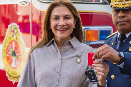Carolina Mejía entrega dos camiones para fortalecer capacidad del Cuerpo de Bomberos del DN