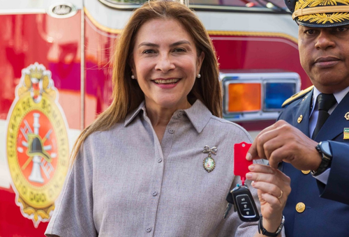 Carolina Mejía entrega dos camiones para fortalecer capacidad del Cuerpo de Bomberos del DN