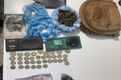 Policía arresta a dos hombres y ocupa presuntas drogas en operativos en Santiago