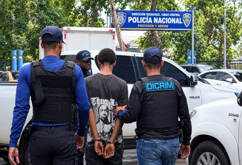 ADOLESCENTE DE 17 AÑOS SE ENTREGA POR MUERTE A TIROS DE SARGENTO POLICIAL EN SANTIAGO.