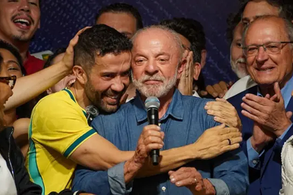 El ejército digital de 10 millones de personas en WhatsApp que impulsó la victoria de Lula.
