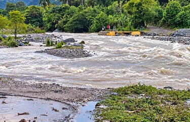 CRECIDA DEL RÍO LAS CUEVAS DEJA COMUNIDADES PARCIALMENTE INCOMUNICADAS EN AZUA