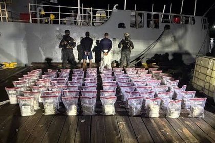 Ocupan 389 paquetes de presunta cocaína durante operativo marítimo en Baní