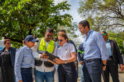 Carolina Mejía supervisa los avances del remozamiento del parque Enriquillo